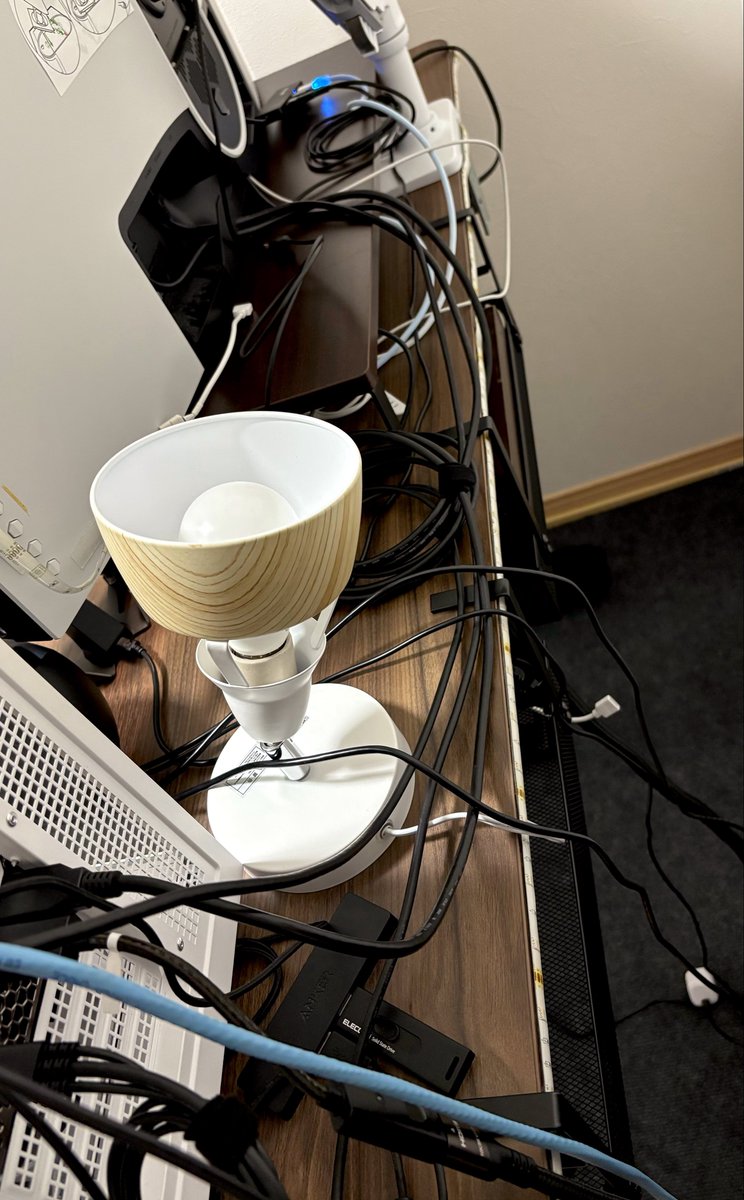 SS_Natsuki's tweet photo. 座った時にちらちら見える配線がずっと気になってたので配線整理。

触りだすとあっちもこっちも気になって結局一日仕事だわ。
腰が痛い…

FlexiSpot E7キャスター後付けできてホントよかった。 https://t.co/E9etmo6nlW