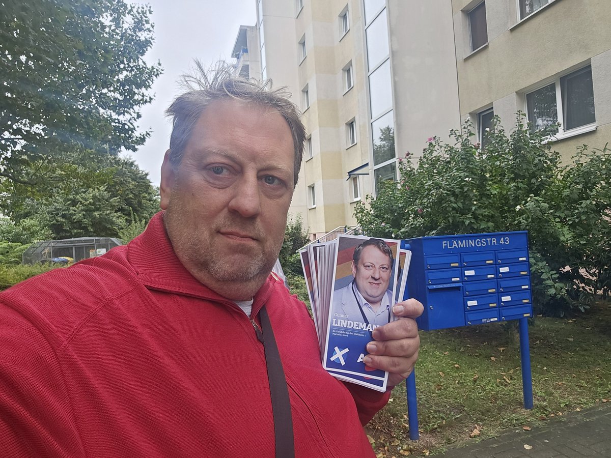 AfDLindemann's tweet photo. Auch bei Wind und Wetter unterwegs in #Marzahn. https://t.co/vx37B0JSJX
