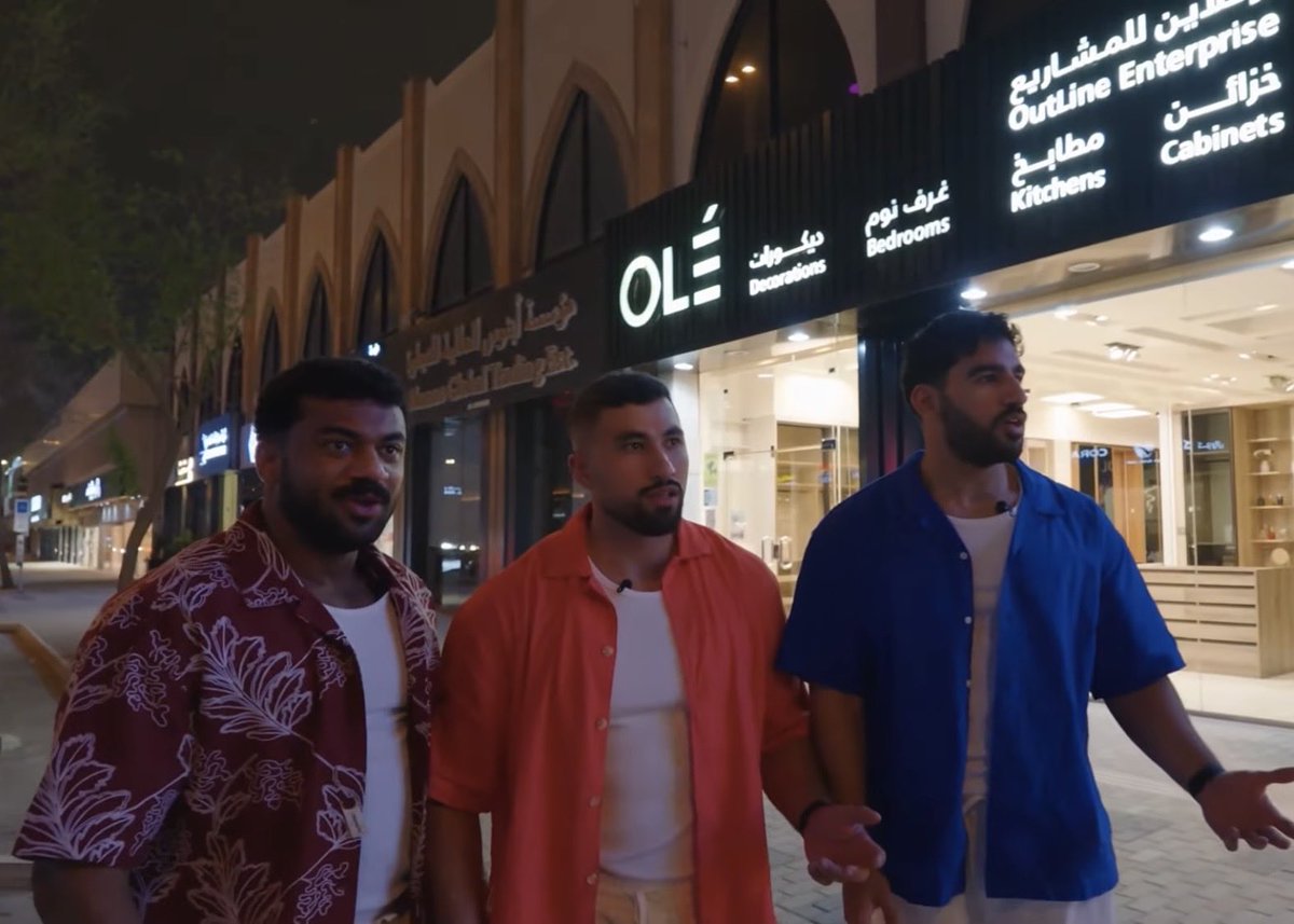 roze8l's tweet photo. أطقم المافيا vs أطقم قراند https://t.co/yJl7LmGKaS