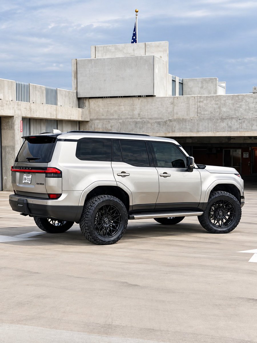 TorqueSociety's tweet photo. Lexus GX 550 🇯🇵 V6 3.4L biturbo, 349 hp y 650 Nm, automática de 10 marchas y 4x4 permanente. Construcción body-on-frame, reductora y bloqueo de diferencial central: lujo japonés con auténtica capacidad todoterreno.

#LexusGX #GX550 #Bogotá #Medellín #Barranquilla #Ibagué https://t.co/oxH4kPf2uk