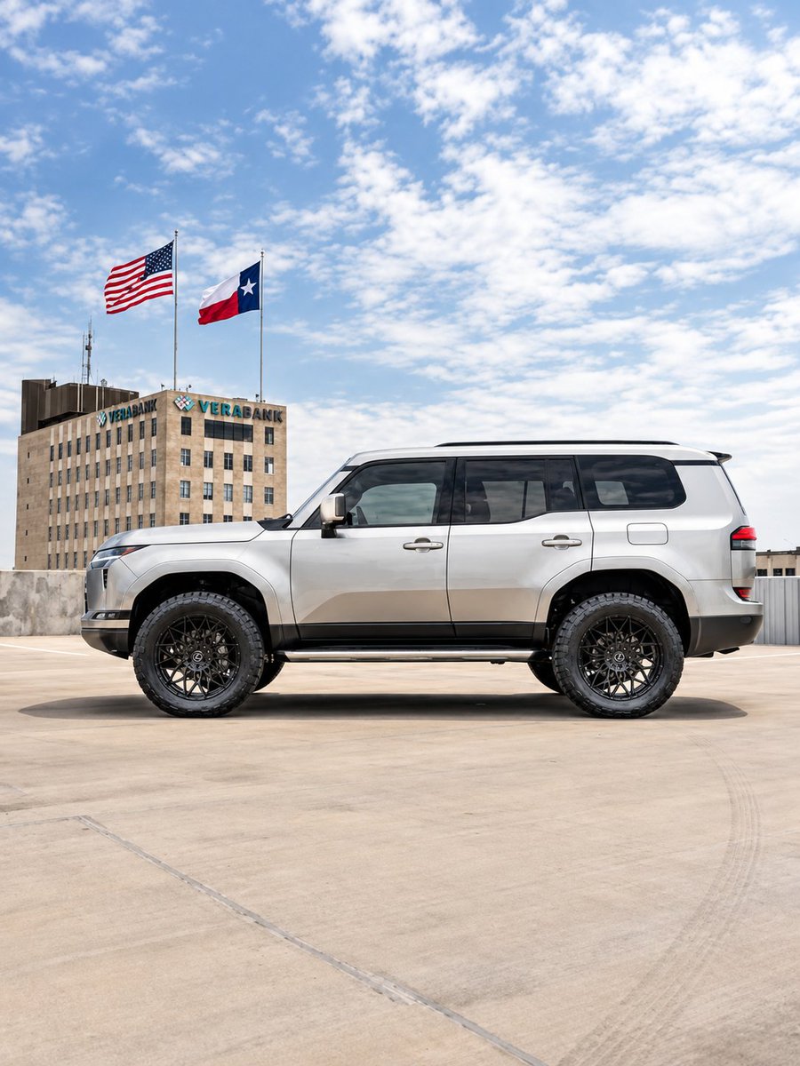 TorqueSociety's tweet photo. Lexus GX 550 🇯🇵 V6 3.4L biturbo, 349 hp y 650 Nm, automática de 10 marchas y 4x4 permanente. Construcción body-on-frame, reductora y bloqueo de diferencial central: lujo japonés con auténtica capacidad todoterreno.

#LexusGX #GX550 #Bogotá #Medellín #Barranquilla #Ibagué https://t.co/oxH4kPf2uk