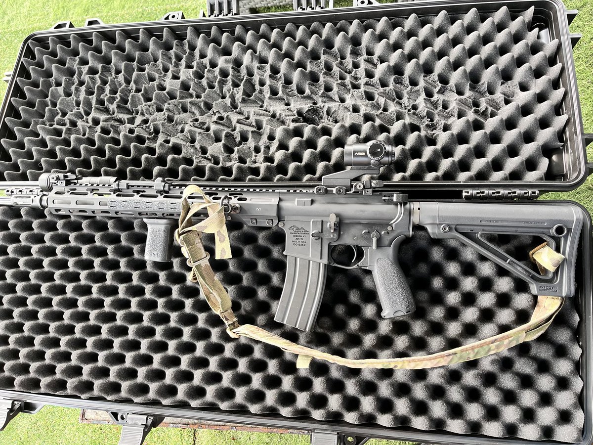 2ray_degenemax's tweet photo. アメリカの普通の民間人が持ってそうなAR-15が完成した。

アメリカのプレッパーがAndersonのロアをベースに、Brownells辺りでパーツを集めて組み上げた銃って感じです。

この貧乏ポニーの刻印入れるのに手間がかかっています。 https://t.co/xgW2K0l02t