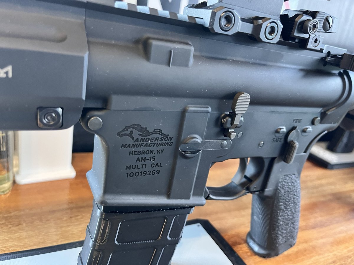 2ray_degenemax's tweet photo. アメリカの普通の民間人が持ってそうなAR-15が完成した。

アメリカのプレッパーがAndersonのロアをベースに、Brownells辺りでパーツを集めて組み上げた銃って感じです。

この貧乏ポニーの刻印入れるのに手間がかかっています。 https://t.co/xgW2K0l02t