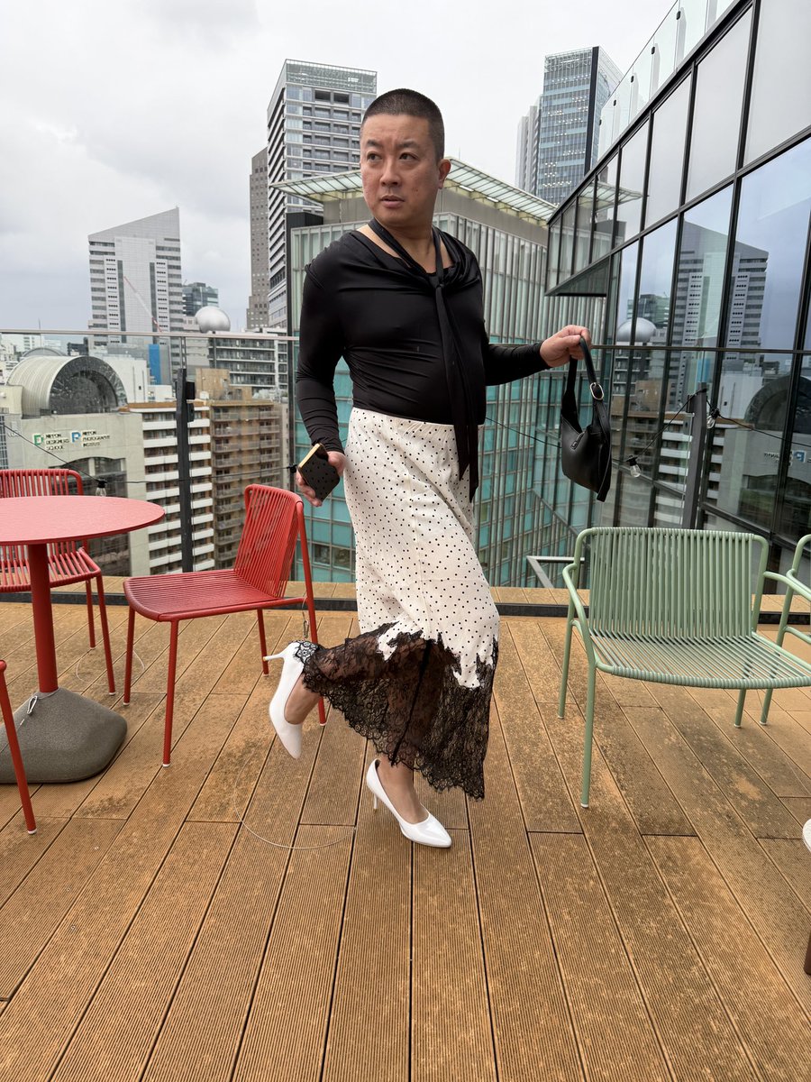 chocopla_mg's tweet photo. ハイヒールおじさんPart.２
https://t.co/BtT8ou0E9s

#ハイヒールおじさん👠
#あいにくの曇天 https://t.co/CCc7X761SE