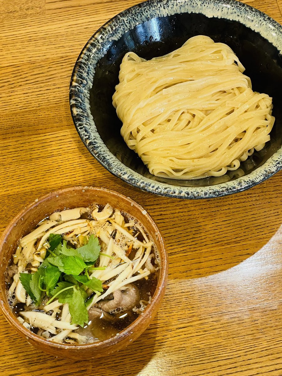 bloomramen's tweet photo. 㐂九家 さん　にて
「和牛と松茸のつけ麺 ~みぞれ山椒ご飯割付~｣
入店時から薫る
この時期の松茸はキクヤさんならではか
出汁 具 共に豊かな一方 麺もまた力強し
でいて 淡麗な逸品
更にこの日は大根おろしの味わいに感じ入りつつ大団円と相成りました
目出度しめでたし

2026年百三十七杯目 9/13限定 https://t.co/5hjrhKqVhI