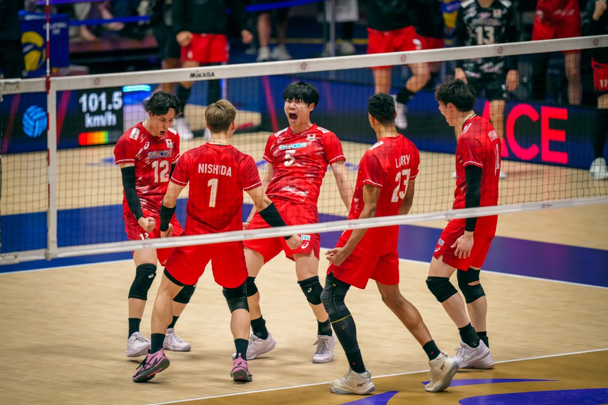 vking_jp's tweet photo. ＼悲願の優勝⭐️／

バレーボール男子日本代表がアジア王者に🔥ロサンゼルスオリンピックの出場権を獲得！

🇯🇵日本代表 3-0 イラン代表🇮🇷

第1セット 25-21
第2セット 26-24
第3セット 25-23

https://t.co/1D47DomFaM

📸Volleyball World https://t.co/gxryR8SFvr