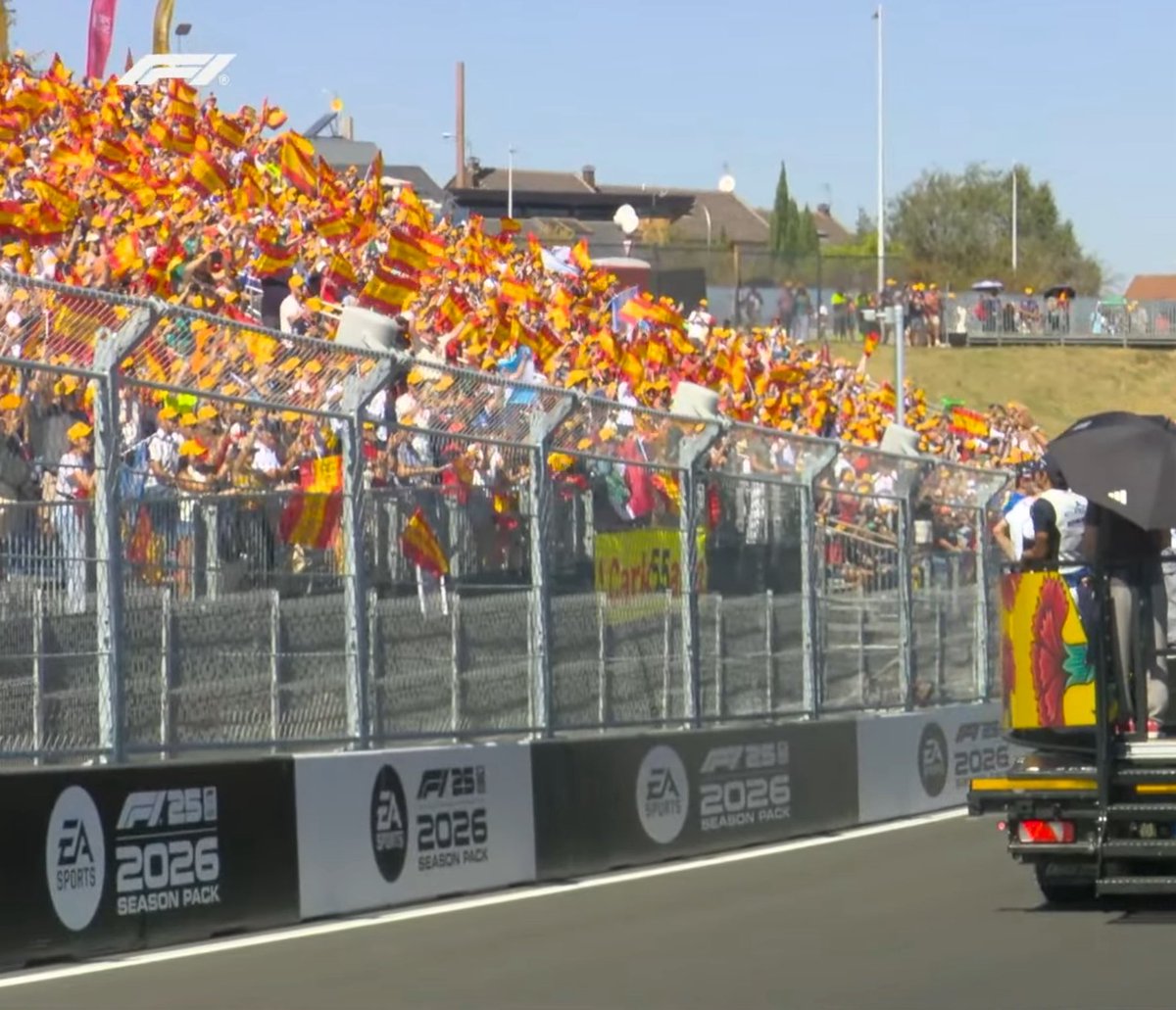 itsnotme_arii's tweet photo. Grada Fifty5 looked so beautiful, and everyone there was so happy to have Carlos come close to them, it's such a shame the Madring organization didn't manage to get enough time for Carlos HIS RACE AMBASSADOR to stop at his own grada

people have traveled and waited for this for a long time ☹️💔