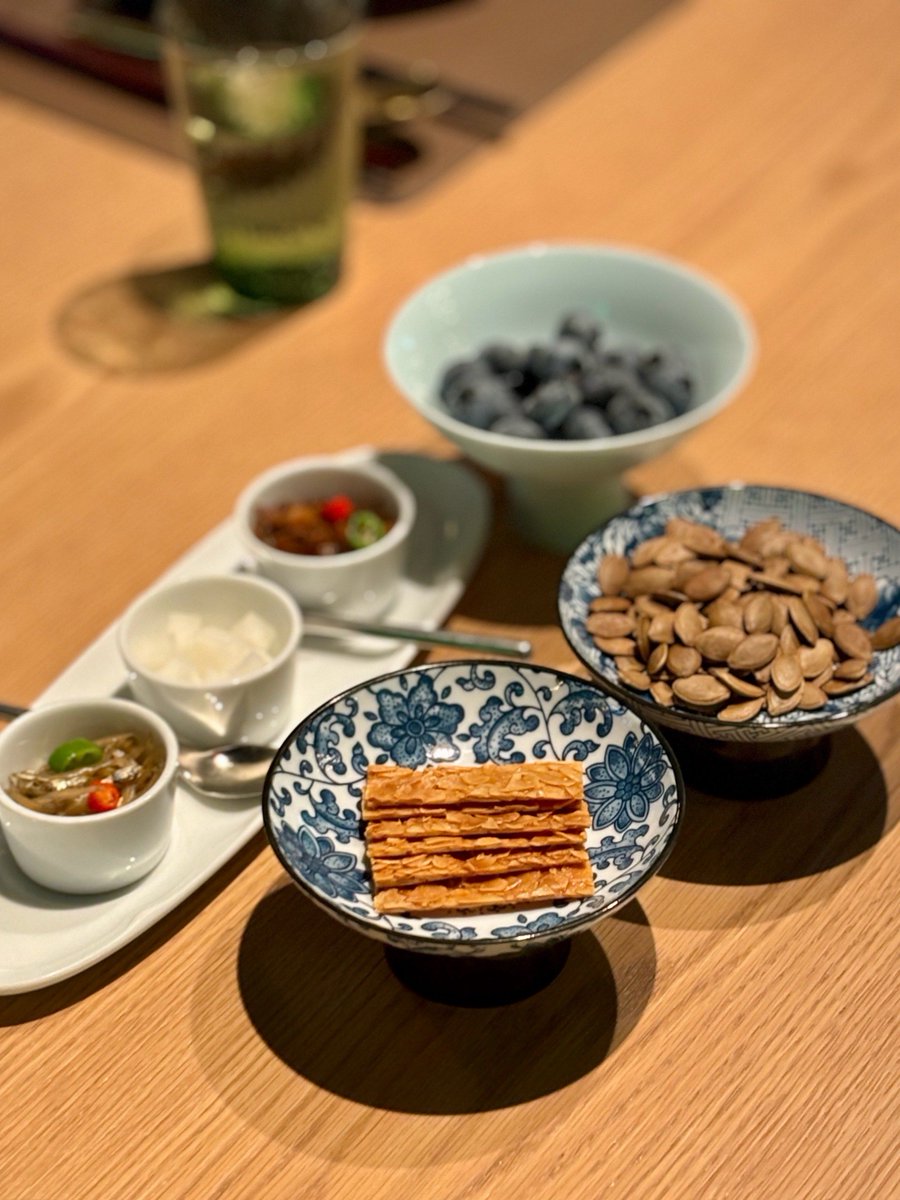 LanellLawr09's tweet photo. Craving a quick pick-me-up My go-to late-night snack: crispy seaweed twists + cold iced matcha, perfect bite-sized combo to share with your roommate! https://t.co/LZgNChuBrI
