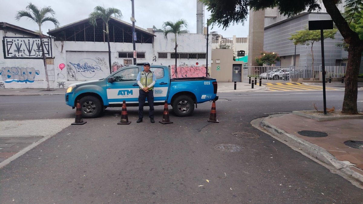 ATM_Transito's tweet photo. 📢Guayaquil vive una nueva jornada de recreación y convivencia con la #RutaCentro, un espacio que reúne a familias, ciclistas y ciudadanos para disfrutar de actividades deportivas en el centro de la ciudad.
Por el desarrollo del evento, se mantienen cierres y desvíos temporales en la Av. Malecón Simón Bolívar, Av. 9 de Octubre y calle Panamá.
Agentes de la #ATM se encuentran en el sector gestionando la circulación y manteniendo el orden vial.
#CiudadDeTodos