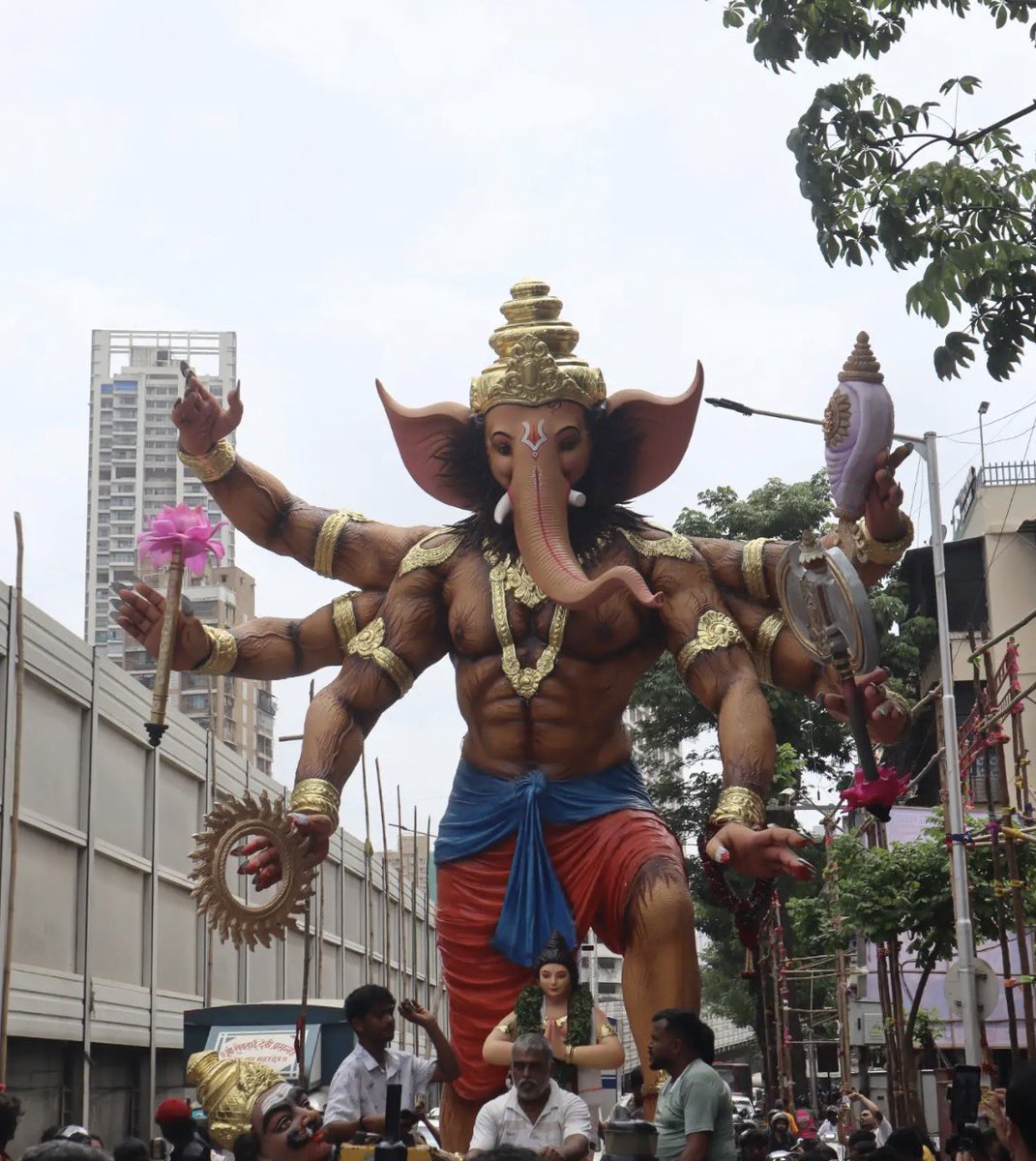 Sam0kayy's tweet photo. they making Ganpati Ji with abs, bro he is called lambodar for a reason🥹 https://t.co/bkJrE1d74x