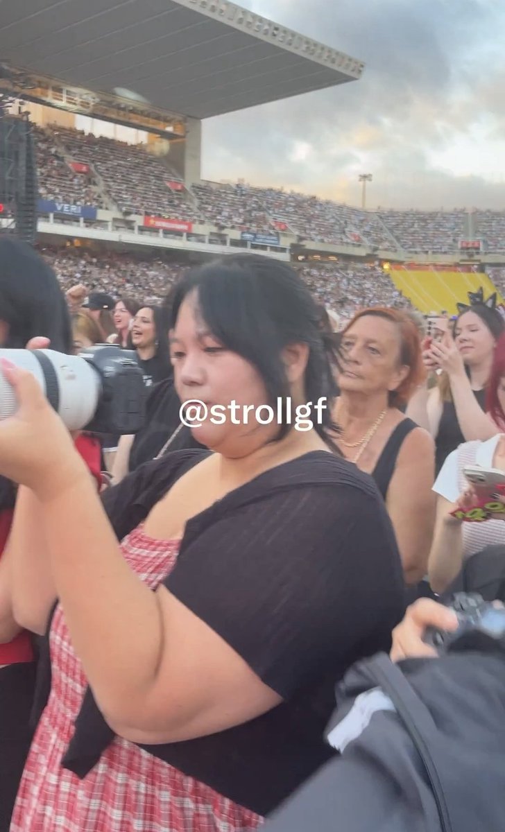 sanchangyu's tweet photo. Ya ví nuevamente el video y reconocí a la otra enferma, esta es COLOUR ON COLOUR "CoC" la sasaeng de San. Se los puedo confirmar porque ya la ubico y más porque cuando vinieron por primera vez a mi país, esta loca andaba en la fila de los VIP con su grupo igual de acosadoras. 💀 https://t.co/S8Oa9Wn8XA