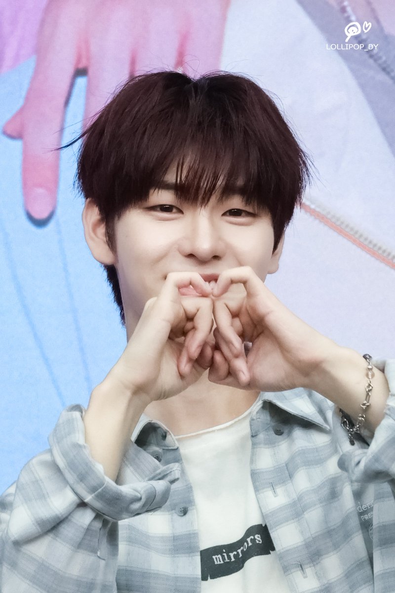 lollipop_dy0218's tweet photo. 🍭260618 헬로라이브 팬사인회

애기 손가락으로 하뚜❣️

#김동윤 #동윤 #드리핀 #DRIPPIN
#차동협 #ChaDongHyeop 
#두근대 #Doogeundae
#KIMDONGYUN https://t.co/cS9QiNMR1v