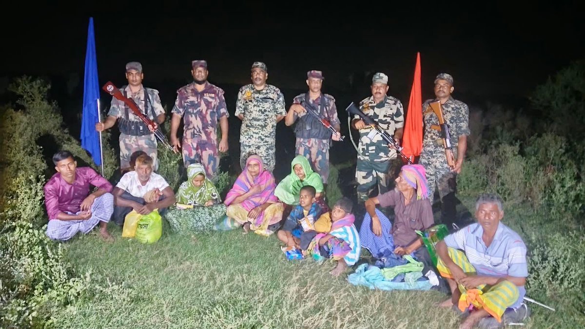 sacram4death's tweet photo. पद्मा नदी में नाव पलटने के बाद BSF ने एक शिशु समेत 10 बांग्लादेशी नागरिकों को बचाया। चिकित्सा सुविधा देने के बाद उन्हें BGB को सौंप दिया गया।
#BSF #Humanity #Rescueoperation #BorderSecurity
#IndoBangladesh https://t.co/sWybSFvc7U