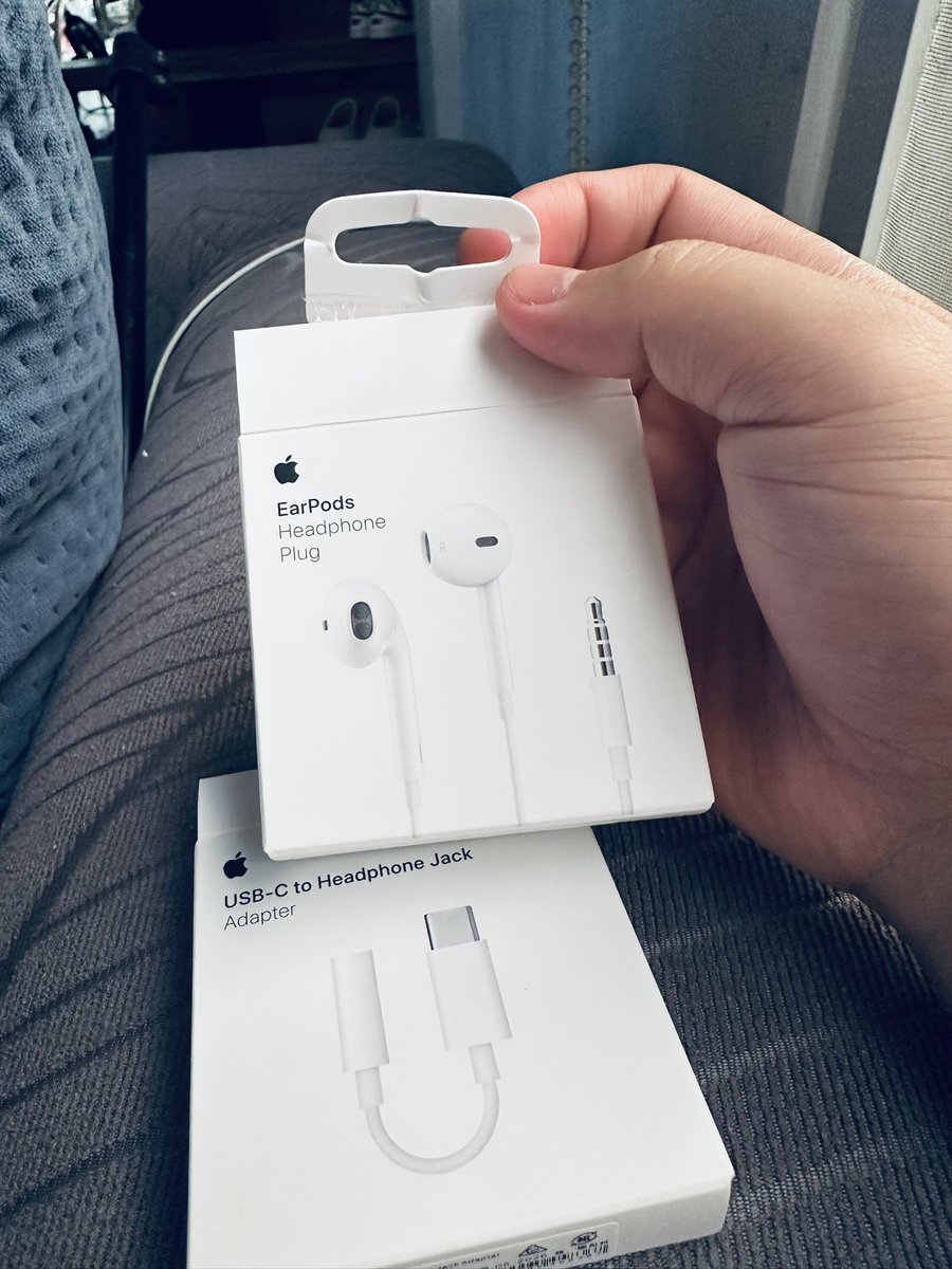 pOOO000y's tweet photo. Decided to shift to old headphone starting tomorrow. Ang hassle malowbat ng wireless kapag sunod sunod ang mga talak sa meetings. Been reading a lot of good reviews na okay pa din ang quality ng audio ng mga old earpods ng apple. https://t.co/sHRFptoMbL
