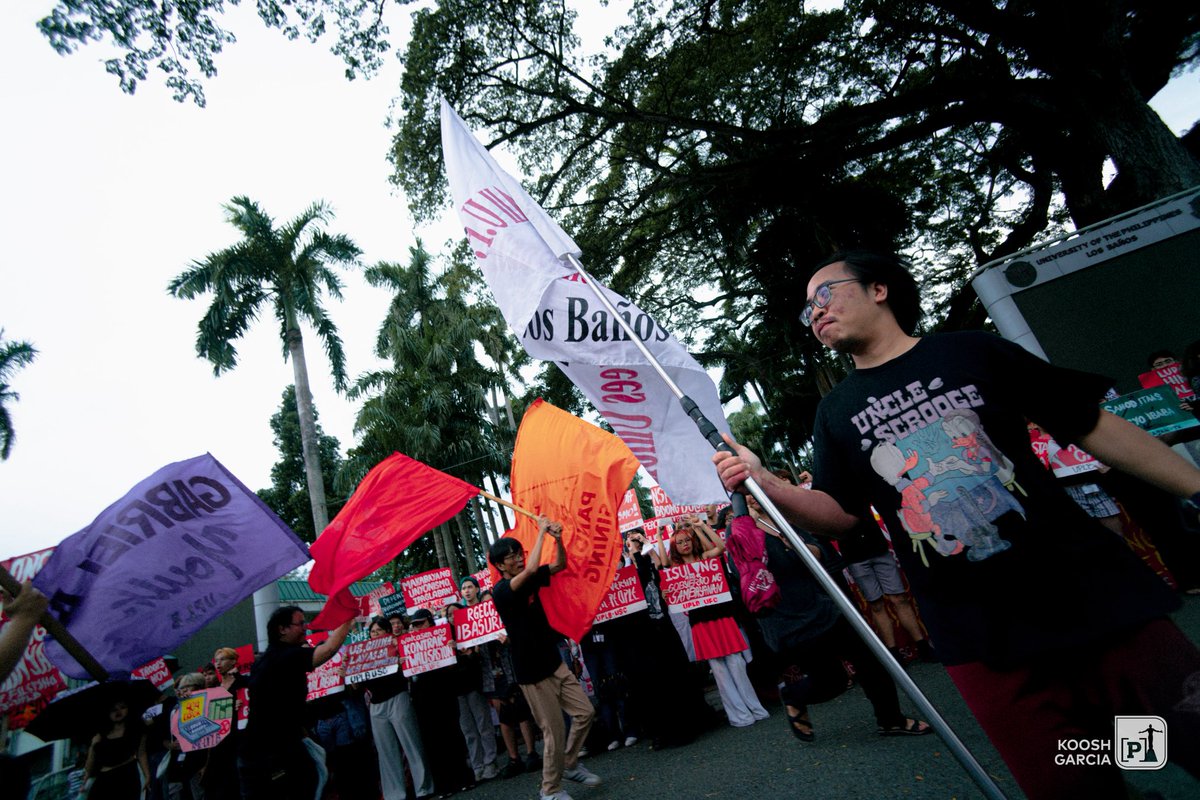uplbperspective's tweet photo. MGA LARAWAN | Tinutulan ng mga progresibong grupo ng Unibersidad ng Pilipinas Los Baños (UPLB) ang itinuturing nilang mga mekanismo ng imperyalismo sa bansa sa ikinasang Black Friday Protest sa Carabao Park, ika-11 ng Setyembre.
#BlackFridayProtest
#NoToPaxSilica
#NoToLuzonEconomicCorridor