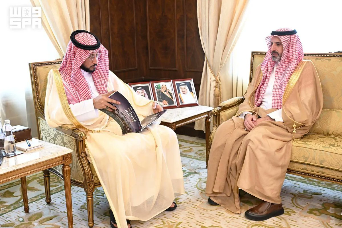 SPAregions's tweet photo. نائب أمير عسير يلتقي مدير عام فرع هيئة الهلال الأحمر السعودي بالمنطقة.
https://t.co/aD2AvPDArg
#واس https://t.co/3ucUmAx0oO