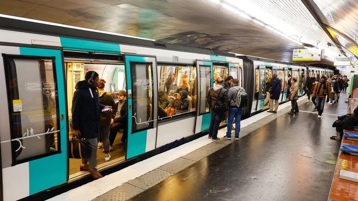 mendo_dev's tweet photo. Mon bureau c'est un bus ou une rame de métro maintenant

J'étais frustré quand je pouvais pas dev dans les transports.

Je suis souvent en déplacement à droite à gauche ducoup j'ai installé Termius pour ssh sur mon VPS

Je lance la commande claude rc (remote control) dans le dossier du projet, et j'ouvre Claude Code direct sur le tel

C'est trop pratique pour réfléchir sur des features, utiliser des skills, lancer des builds etc.

Vous faites comment vous ?