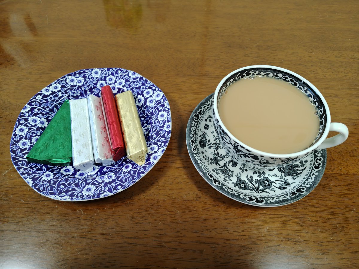 QuQ_mie's tweet photo. 午後お茶、#PGtips オリジナル ソイミルクティー(キッコーマン特濃調整豆乳使用) #本高砂屋 エコルセと供に 豆乳、ソイカフェオレを試した時はけっこう美味しく飲めたけど、ミルクティーには豆感が強いな🫛 アーモンドミルクとオーツミルクも買ってきたので試してみるかー☕ #茶好連 #お家茶会 https://t.co/3Vi1qMYkBm