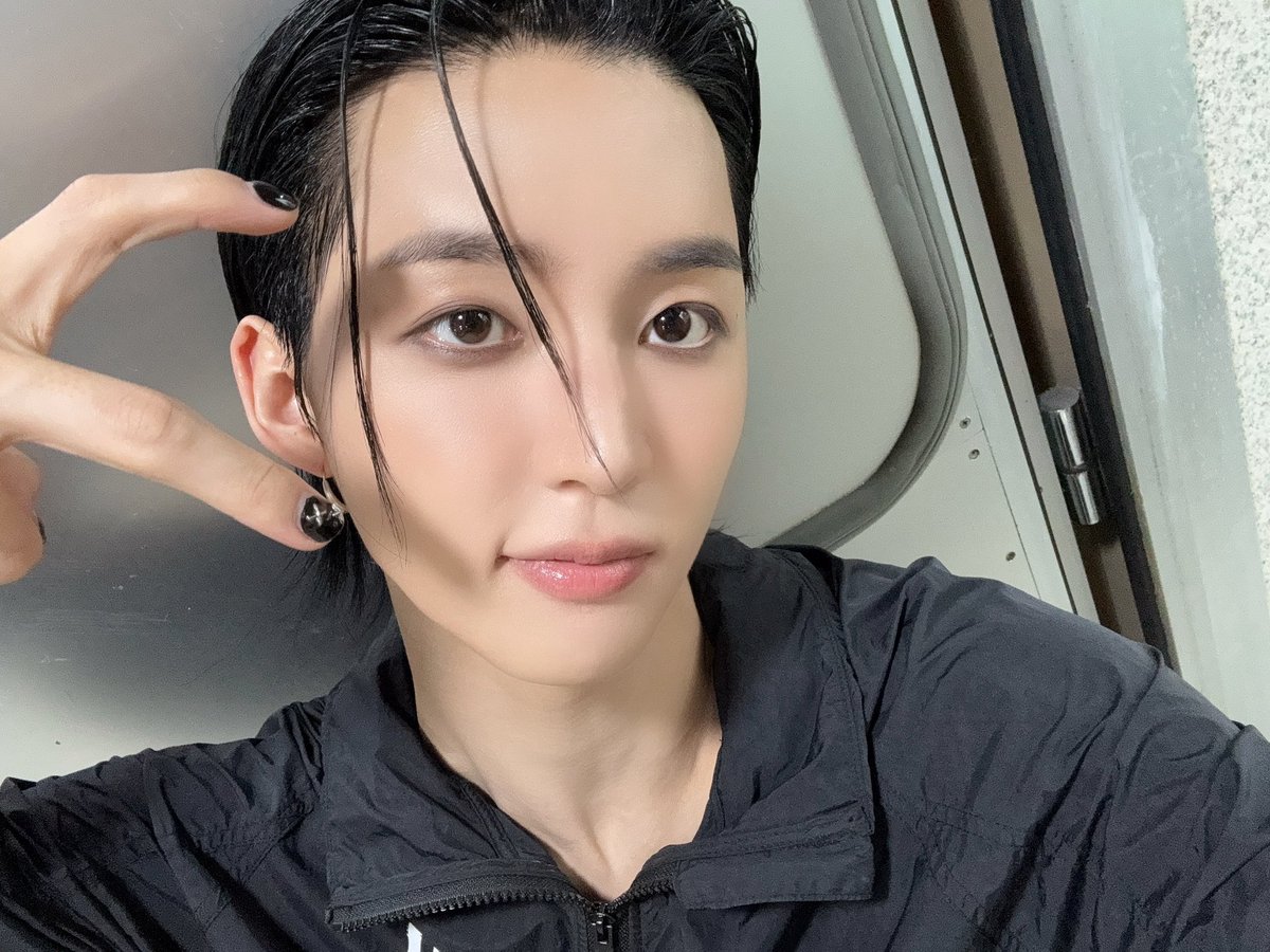 TNX_twt's tweet photo. 다어데 굿바이👋

#TNX #티엔엑스
#은휘 #HWI https://t.co/cG6mMazMad