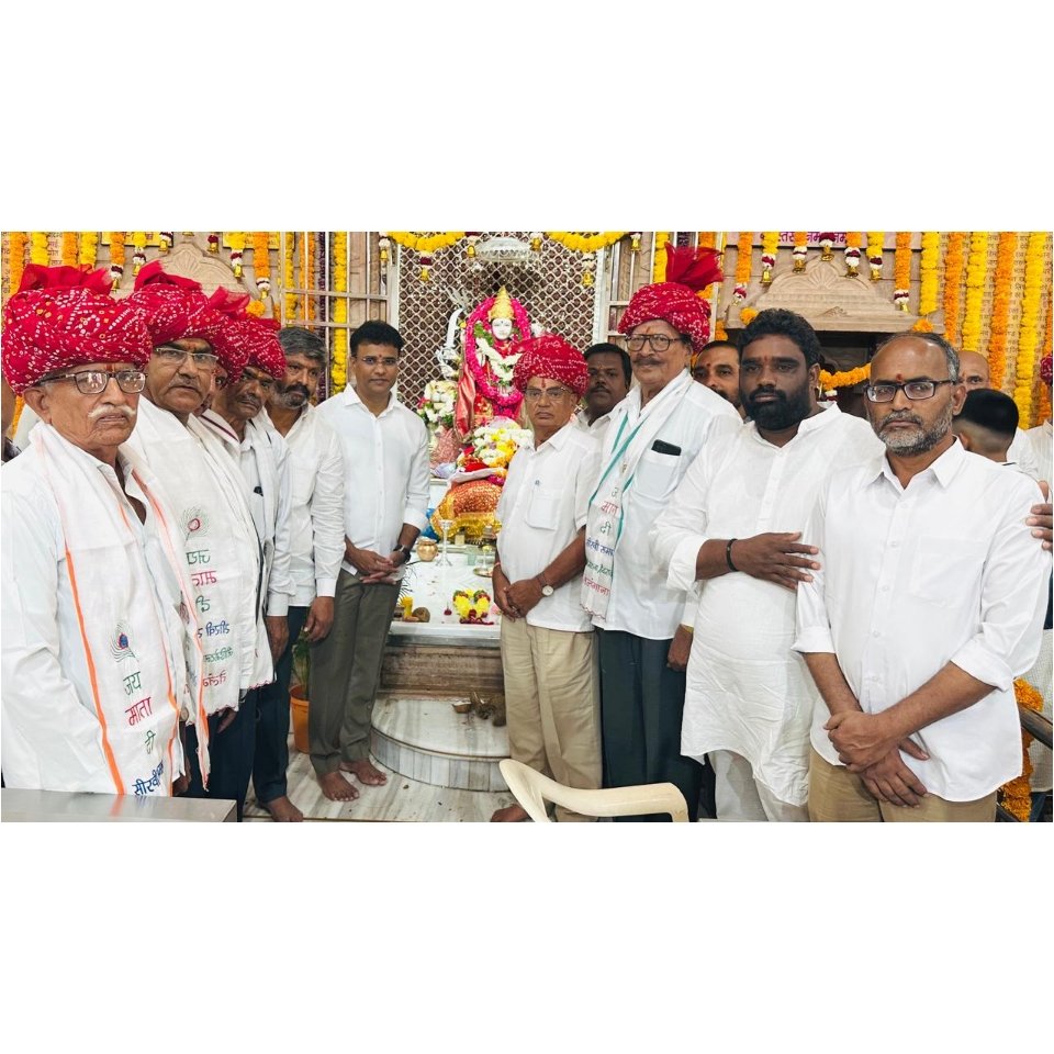 kp_vivekanand's tweet photo. *_"ఆయిమాత" అమ్మవారి కృపా కటాక్షాలు భక్తులందరిపై ఉండాలి: బిఆర్ఎస్ ఎల్పీ విప్, ఎమ్మెల్యే కేపీ.వివేకానంద్ గారు..._*

ఈరోజు 130 - సుభాష్ నగర్ డివిజన్ సుభాష్ నగర్ లోని అయిమాత దేవాలయంలో సిర్వీ సమాజ్ ఆధ్వర్యంలో నిర్వహించిన "ఆయిమాత అమ్మవారి 611వ జయంతి & దేవాలయ 23వ వార్షికోత్సవ వేడుకలకు" బిఆర్ఎస్ ఎల్పీ విప్, ఎమ్మెల్యే కేపీ.వివేకానంద్ గారు ముఖ్యఅతిథిగా హాజరై అమ్మవారికి ప్రత్యేక పూజలు నిర్వహించారు. 

ఈ సందర్భంగా వారు మాట్లాడుతూ... ఆయి మాత కృపా కటాక్షాలు, సిర్వి సమాజ్ సంపూర్ణ మద్దతుతో నన్ను భారీ మెజార్టీతో గెలిపించిన మీకు అందరకీ నా ధన్యవాదాలు. సమాజ సభ్యులకు నా సహాయ సహకారాలు ఎప్పుడూ ఉంటాయన్నారు.

అనంతరం సిర్వి సమాజ్ ఆధ్వర్యంలో ఏర్పాటు చేసిన రక్తదాన శిబిరాన్ని ఎమ్మెల్యే గారు ప్రారంభించారు. 

ఈ కార్యక్రమంలో సిర్వి సమాజ్ అధ్యక్షులు రావత్ రాంజీ బర్ఫా, ఉపాధ్యక్షులు సోహన్ లాల్జీ పరిహార్ , దుర్గా రాంజీ ములేవా, కార్యదర్శి ప్రేమ్ పావార్, జాయింట్ సెక్రెటరీ మంగల్ పావార్, ట్రెజరర్ పవర్ లాల్ ఖగ్, మాజీ కార్పొరేటర్ సురేష్ రెడ్డి, డివిజన్ అధ్యక్షులు పోలే శ్రీకాంత్, నాయకులు, తదితరులు పాల్గొన్నారు.