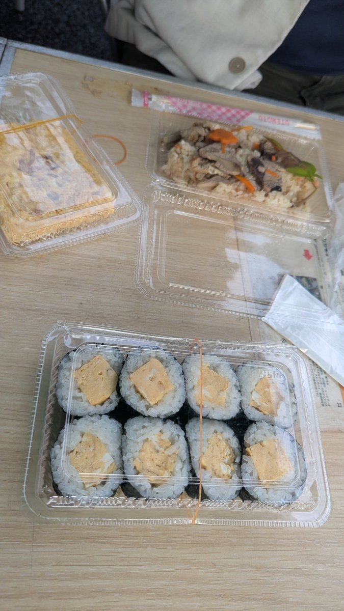 sukafz's tweet photo. 高知日曜市
卵焼き美味そうだったので卵焼きと揚芋
美味い！っすね〜😋 https://t.co/Mmv6QOe8jE