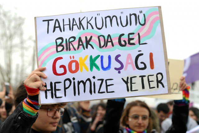cadi_kmps's tweet photo. 12 Eylül’ün yıl dönümünde başlatılan dijital sansürün hemen ardından bu sabah 15 ilde LGBTİ+ derneklerinin binaları basıldı ve onlarca LGBTİ+ aktivisti, dernek yöneticisi gözaltına alındı. 

AKP iktidarı, yarattığı ekonomik ve toplumsal çöküşün üzerini örtmek için bir kez daha LGBTİ+’ları düşmanlaştırarak kendine alan açmaya çalışıyor. Adına "Ailem Güvende" dedikleri bu operasyonlar, tam da hak mücadelesi verenleri kriminalize etmenin, toplumu kutuplaştırmanın ve nefreti kurumsallaştırmanın doğrudan bir devlet politikası haline geldiğini gösteriyor.
Dijital karartmalarla, sabaha karşı yapılan ev baskınlarıyla ve uydurma gerekçelerle LGBTİ+ hareketinin sesini kısamaz, varoluşunu yok sayamazsınız. Eşit yaşam mücadelemizden geri adım atmıyoruz.

Faşizmin rengini koyulaştırmaya çalışırken kadınların ve LGBTİ+’ların mücadelelerini kriminalize etmenize izin vermeyeceğiz! 

Gözaltına alınan tüm LGBTİ+ aktivistleri ve hak savunucuları derhal serbest bırakılsın!

Nefrete inat, yaşasın hayat!