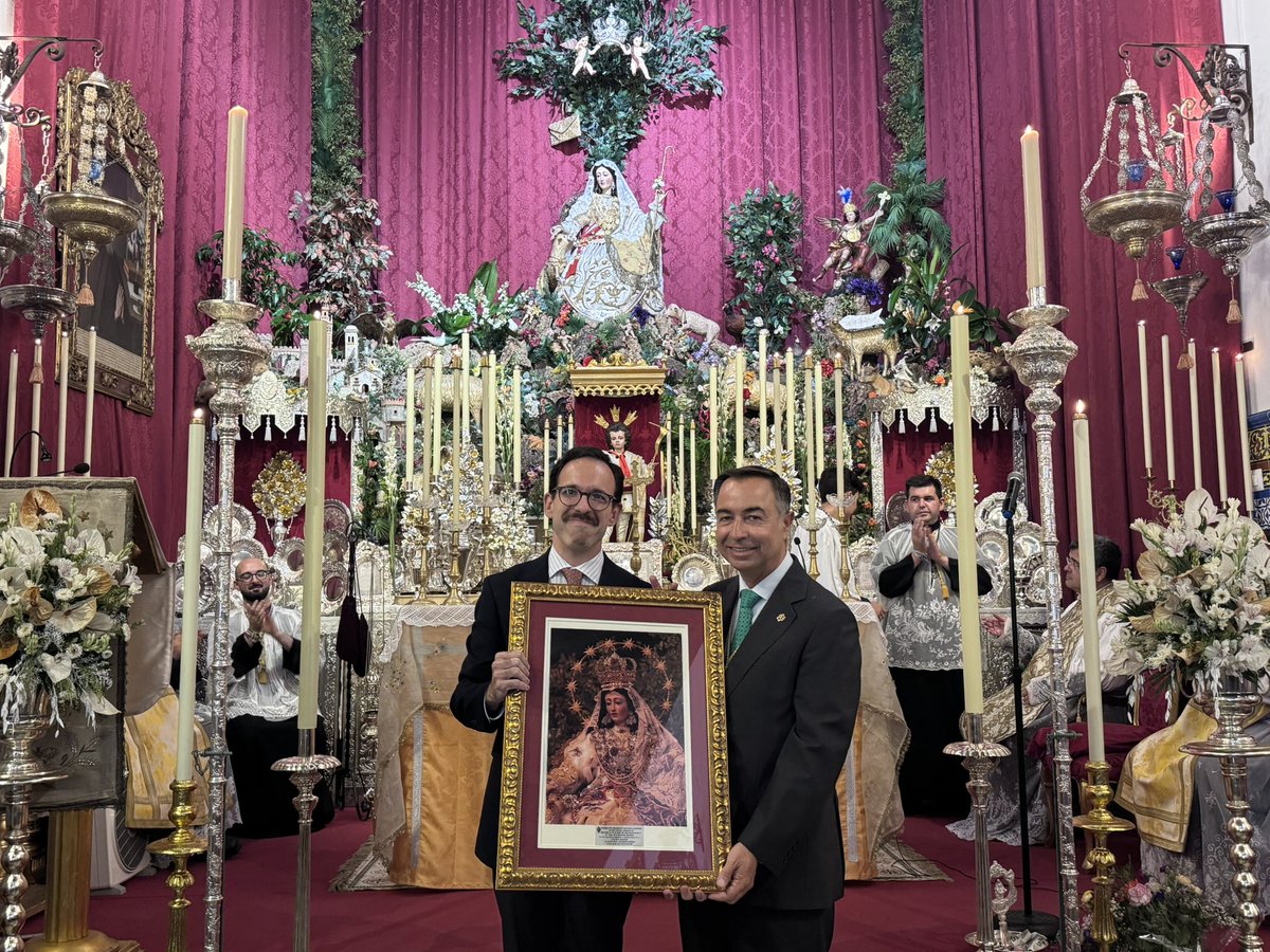PastoraSMarina's tweet photo. #Pastora2026 | Recibimos una grata sorpresa por parte de la querida @Hdad_Macarena, la cual, representada en la persona de su Hermano Mayor, D. Fernando Fernández Cabezuelo, ha tenido a bien entregar a la Divina Pastora de nuestras Almas la “Cruz de la Esperanza” que esta corporación otorga a distintas imágenes que reciben la gracia de la Coronación Canónica.

Nuestro profundo agradecimiento para con la corporación por este detalle para con la Santísima Virgen. ¡Que Ella os colme de sus bendiciones!