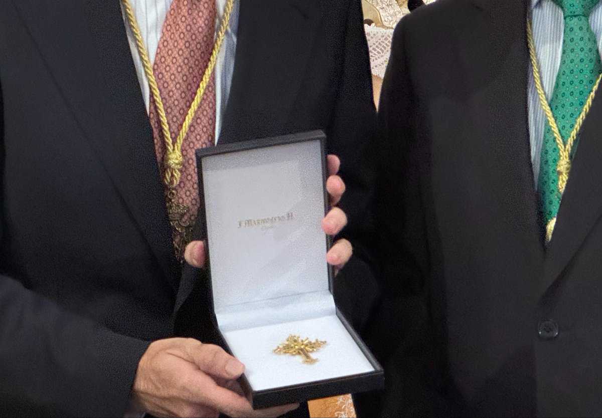 PastoraSMarina's tweet photo. #Pastora2026 | Recibimos una grata sorpresa por parte de la querida @Hdad_Macarena, la cual, representada en la persona de su Hermano Mayor, D. Fernando Fernández Cabezuelo, ha tenido a bien entregar a la Divina Pastora de nuestras Almas la “Cruz de la Esperanza” que esta corporación otorga a distintas imágenes que reciben la gracia de la Coronación Canónica.

Nuestro profundo agradecimiento para con la corporación por este detalle para con la Santísima Virgen. ¡Que Ella os colme de sus bendiciones!