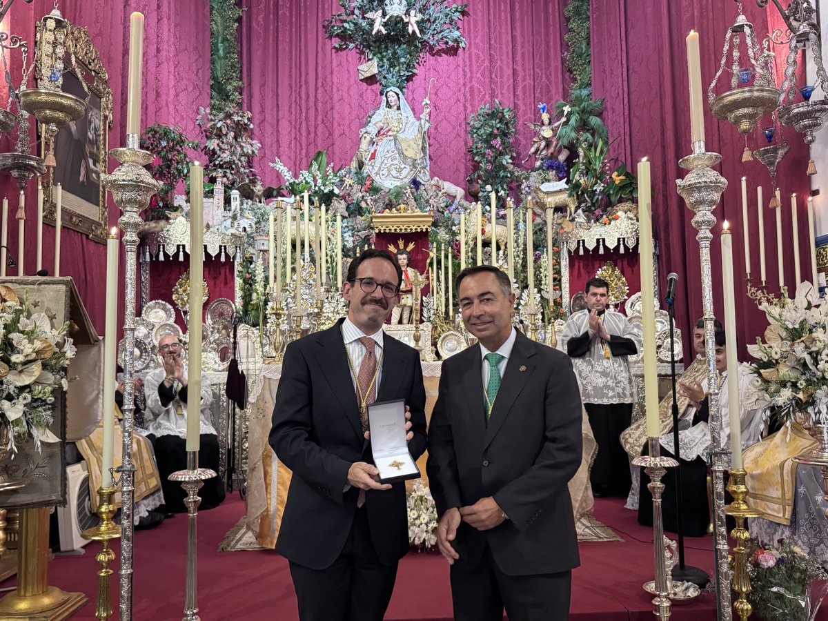 PastoraSMarina's tweet photo. #Pastora2026 | Recibimos una grata sorpresa por parte de la querida @Hdad_Macarena, la cual, representada en la persona de su Hermano Mayor, D. Fernando Fernández Cabezuelo, ha tenido a bien entregar a la Divina Pastora de nuestras Almas la “Cruz de la Esperanza” que esta corporación otorga a distintas imágenes que reciben la gracia de la Coronación Canónica.

Nuestro profundo agradecimiento para con la corporación por este detalle para con la Santísima Virgen. ¡Que Ella os colme de sus bendiciones!