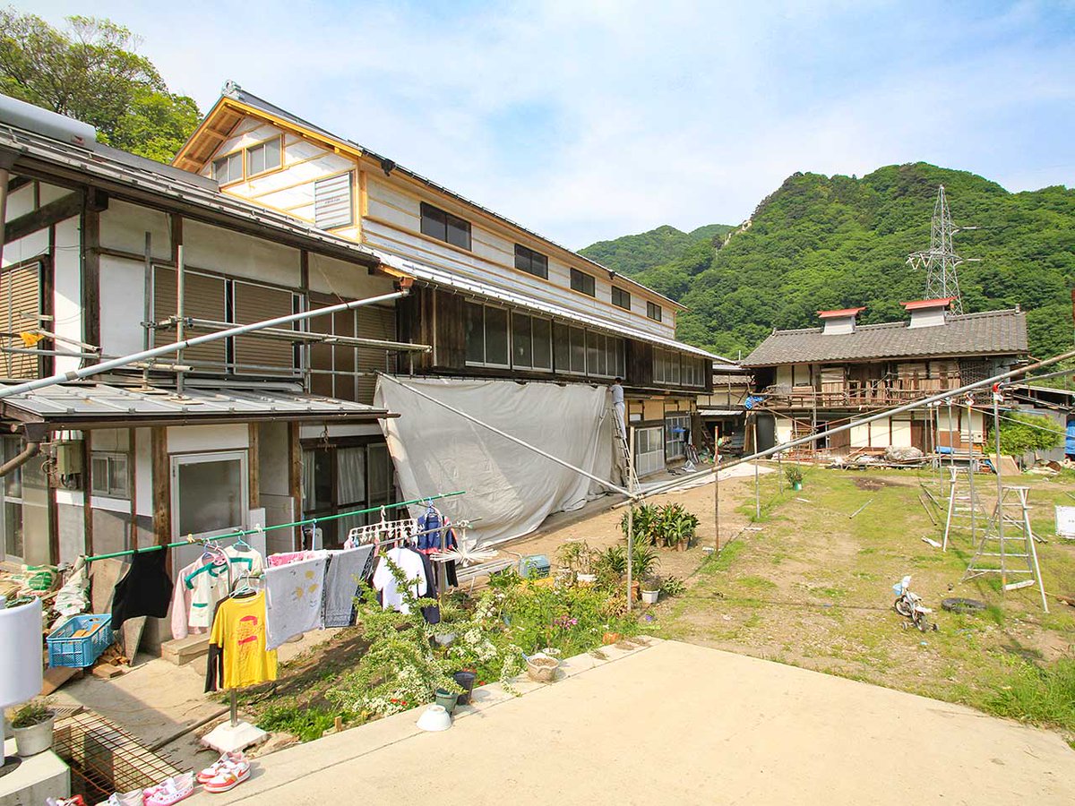 _fukakusa's tweet photo. 2階建ての主屋に3階を足して木造3階にしています。
こうした養蚕農家は群馬ではよくありますが、平成の時代にこれをしたのはこの農家くらいではないでしょうか。 https://t.co/VebmGZUusw