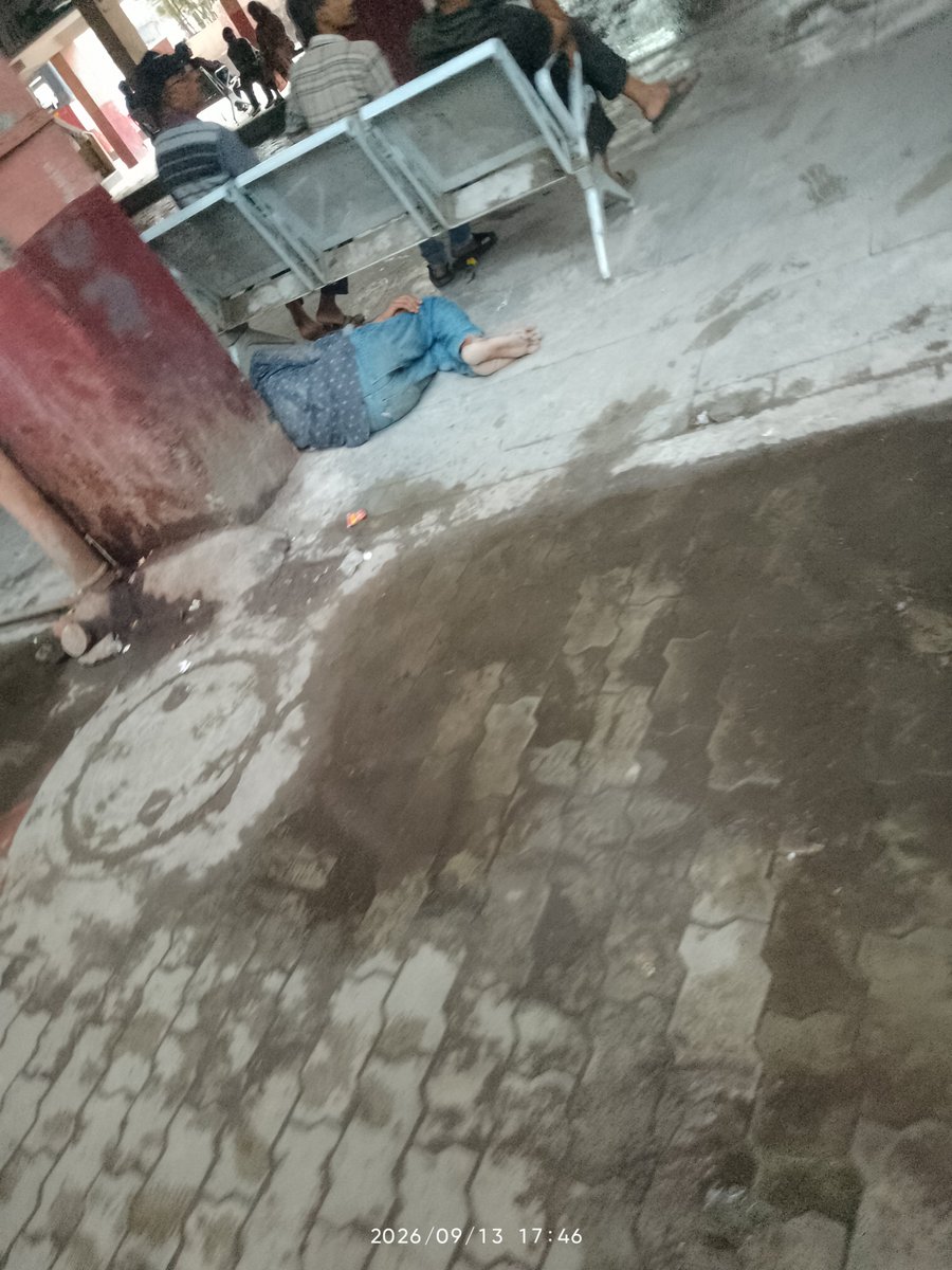 rxtg007's tweet photo. @TGSRTCHQ @TelanganaCMO @revanth_anumula If sleeping like this is allowed than sitting on chair!! we can sleep too. Security is for teasing innocents/calm people not for these? what kind of service is this? You make nuances it's ok but problem with a person charging mobile or sitting on chair? https://t.co/W7yUZwuNaQ