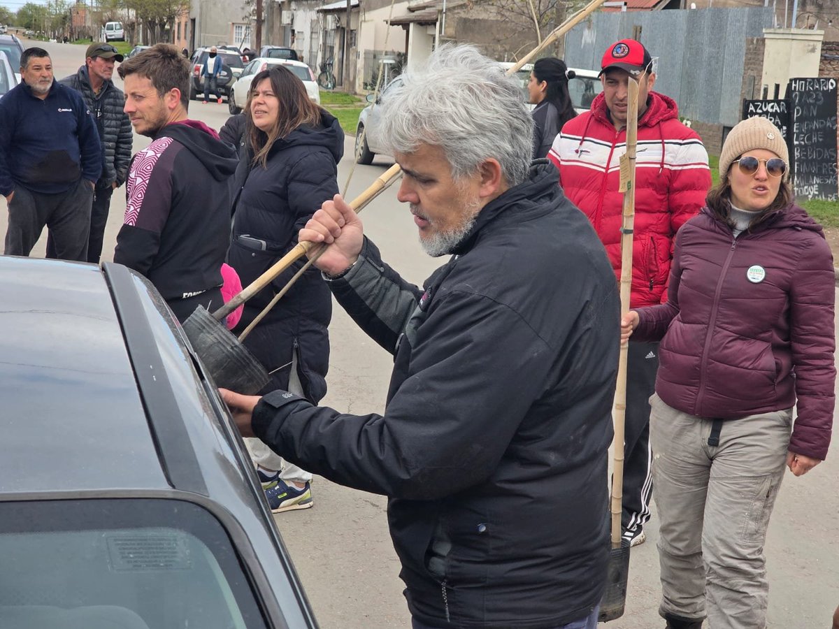 Val_Fabian's tweet photo. Una enorme jornada #Solidaria y del #ReverdecerBahia en #VillaMuñiz.🌱

En el día de ayer hubo trabajo de pintura y arreglos generales en la #EP50 y #ES35, un gran trabajo en equipo junto a docentes, alumnos, voluntarios, personal municipal y funcionarios.💪🏽🏫

Además, en el marco del programa #ReverdecerBahia entregamos más de 280 árboles a vecinos y vecinas que los solicitaron a través de #MiBahia. 🌳🌳🌳

Cada árbol que plantamos es una apuesta al futuro: más verde, más sombra, más biodiversidad y una ciudad más sustentable. Reforestar🌳 es cuidar nuestro ambiente y mejorar la calidad de vida de todos los bahienses. 

El programa #HuertasDeLaCiudad 🍅🥦🌸 entregó plantines y semillas de primavera/verano, impulsando de esta forma la creación de #HuertasFamiliares domiciliarias y promoviendo el consumo saludable, la producción de alimentos y la soberanía alimentaria.🌱🥬

Seguimos construyendo comunidad desde la economía circular, reutilizando recursos, generando nuevos espacios verdes y promoviendo prácticas sustentables que nos permitan cuidar nuestra ciudad entre todos.♻️

Estas actividades fueron encabezadas por @fsusbielles, quien día a día nos marca este camino de solidaridad, empatía y cercanía con todos los bahienses.🙌

Porque una ciudad mejor, renovada y con energía de superación la hacemos entre todos.💪🏽

Más verde, más solidaria, más sustentable, mas #BAHIA♥️.