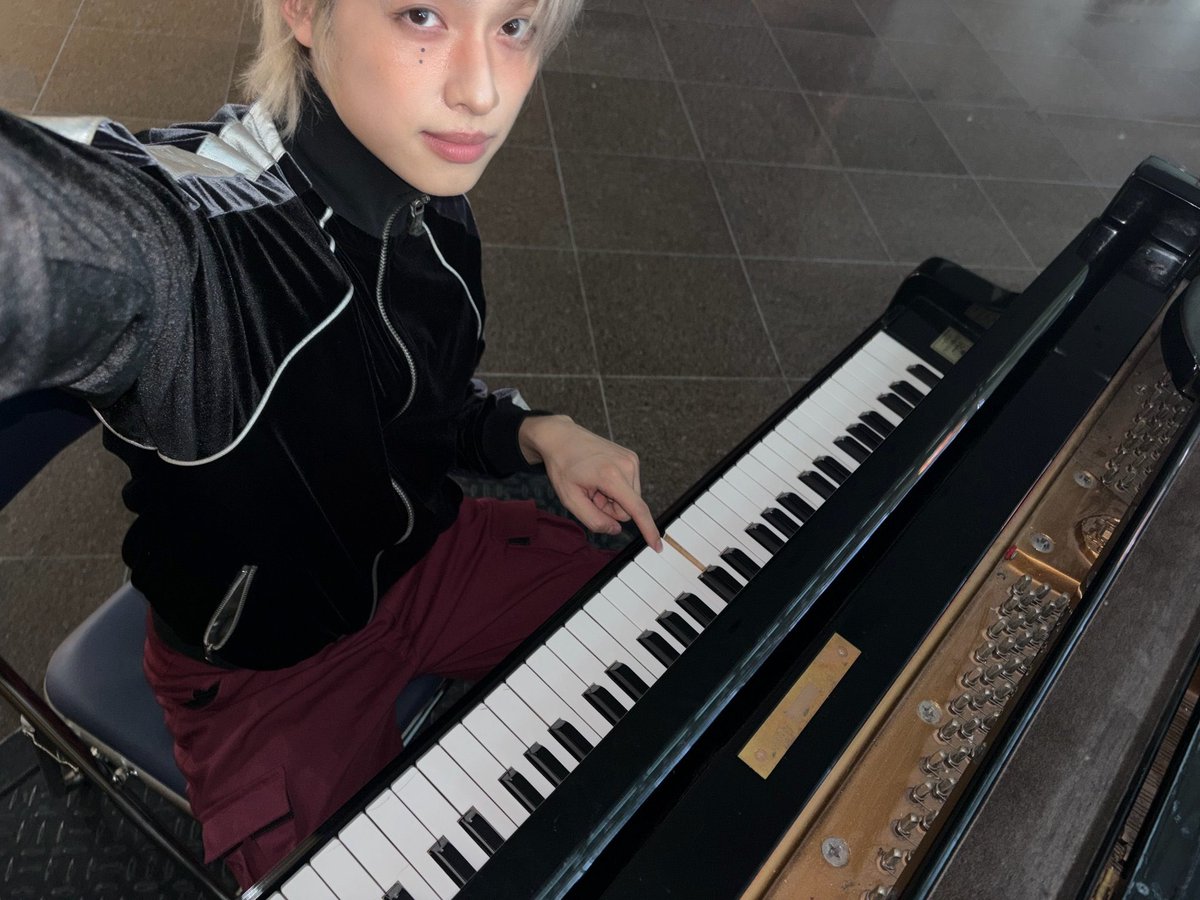 mpituan1a's tweet photo. mau les piano tp maunya dipangku gaon https://t.co/R4LRvI3p2y
