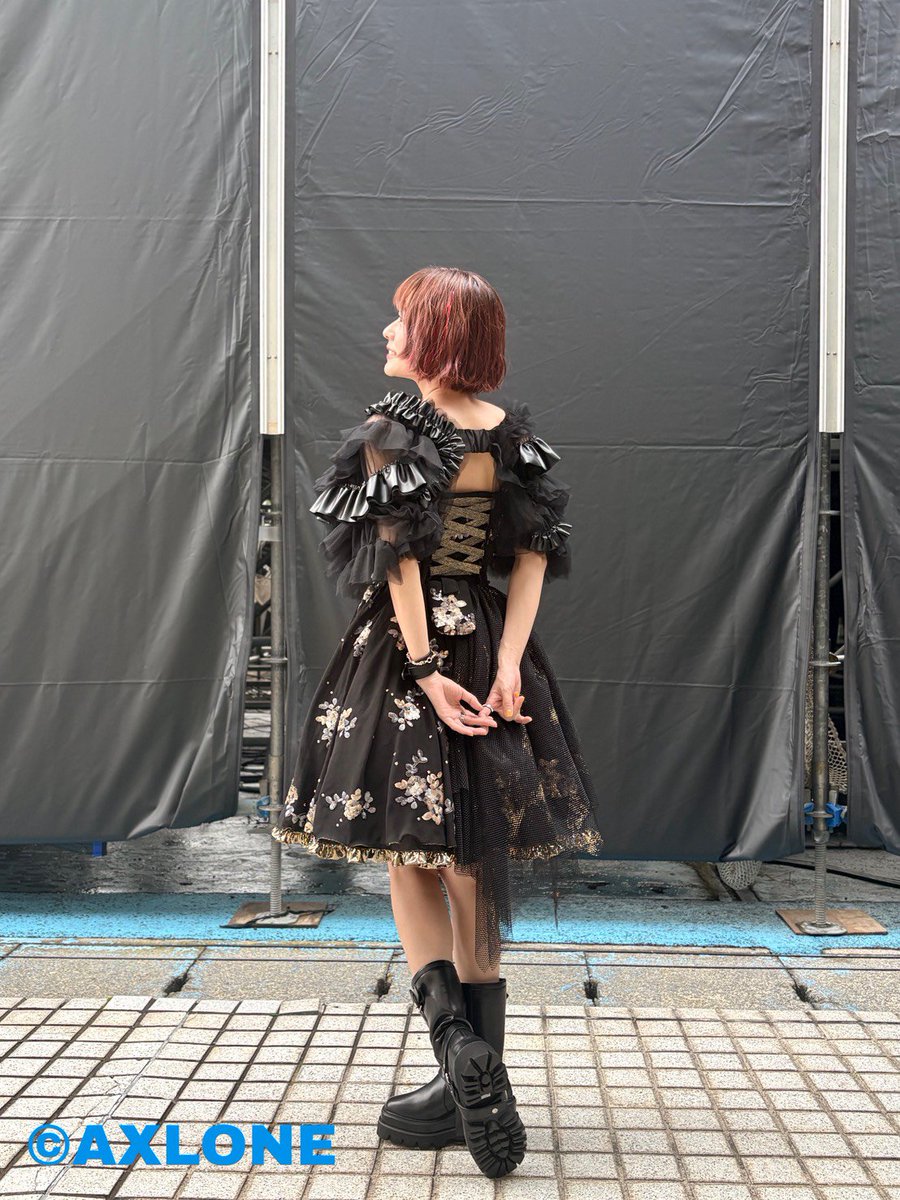 axlone_staff's tweet photo. 3パターンの衣装写真も📸
今回富士山が見れなかった皆様へ
#水瀬いのり の富士山ポーズもお届け🗻

#サマチャレ
#水瀬いのりOPENAIRLIVE https://t.co/mwSsZweoIq