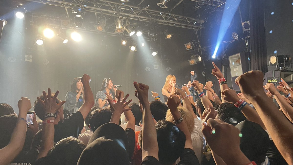skthrs's tweet photo. BLUEGOATSメン!
アンコールありがとう!
めっちゃ嬉しかったよ!
「BABY BABY」 のMV楽しみにしてるぜい!
#BLUEGOATS
#NOFIGHT https://t.co/mGWZnxDmvc