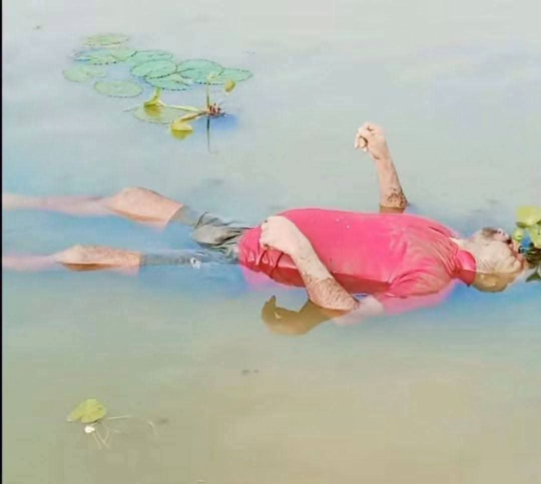 JoyantaKarmoker's tweet photo. Hindus in Bangladesh! Global Hindus couldn’t even save the 8% Hindu population in Bangladesh!  

A Hindu man named Suman Babu's body is floating in the haor of Shimulbak in Shantiganj.

#HinduGenocideinBangladesh https://t.co/9XWvWrHDGK
