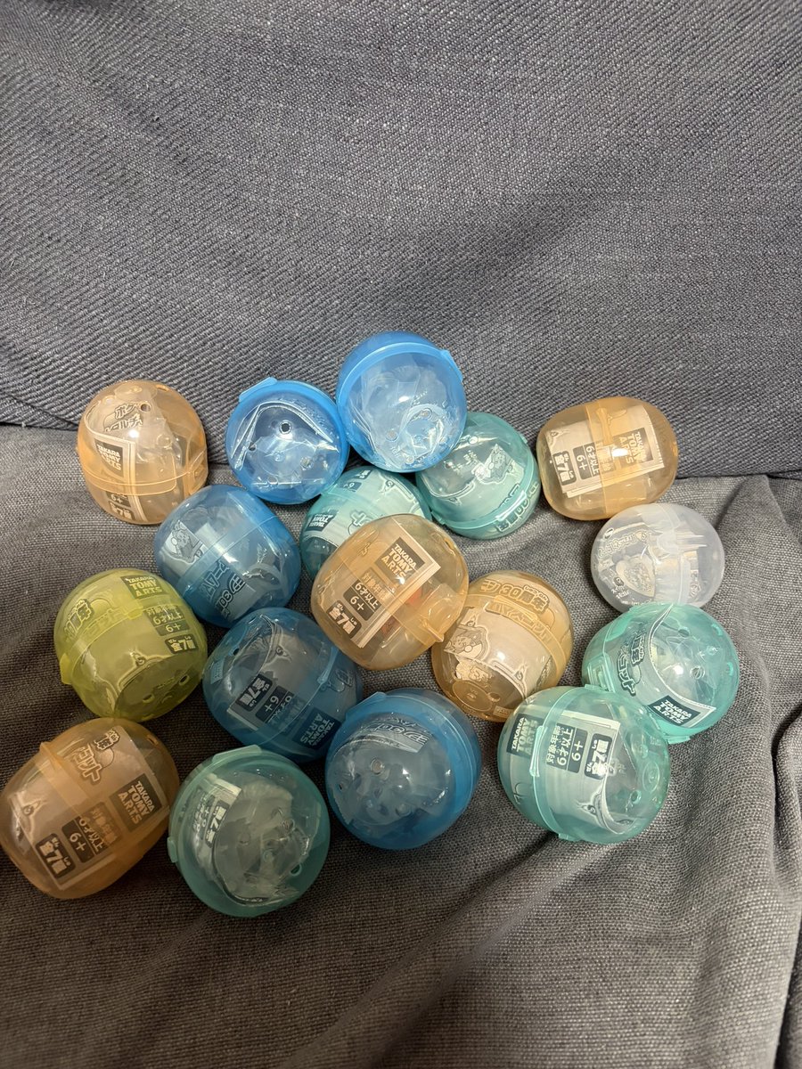 akamaru3113's tweet photo. 再入荷してるの見つけてヒトカゲとリザードンが欲しかっただけなんです、、、気づいたらコンプしてました、、、そんな予定じゃなかったんです🤣１つ娘のプリキュアが混ざってます笑
#ポケモン
#メタルチャーム https://t.co/U9Ru60oDh1