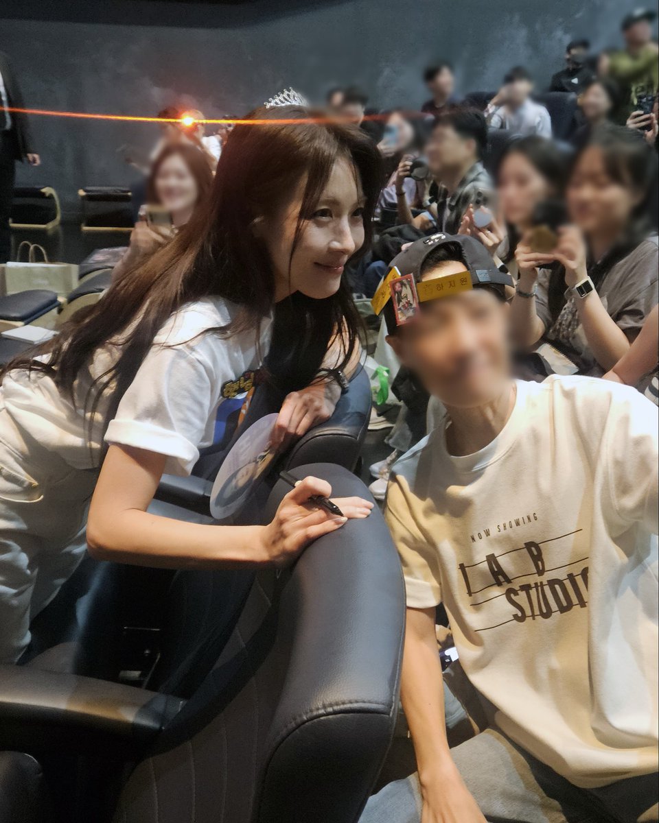 _MDSSPHERE's tweet photo. 오늘도 관객 여러분과 가까이에서 만나는 중👀

함께해주신 여러분 덕분에 더 즐거웠던 무대인사!
<비광>은 극장에서 계속됩니다🎬

#비광 #이지원 감독 
#류승룡 #하지원 #김시아 #절찬상영중 https://t.co/mcmCDnKWMg