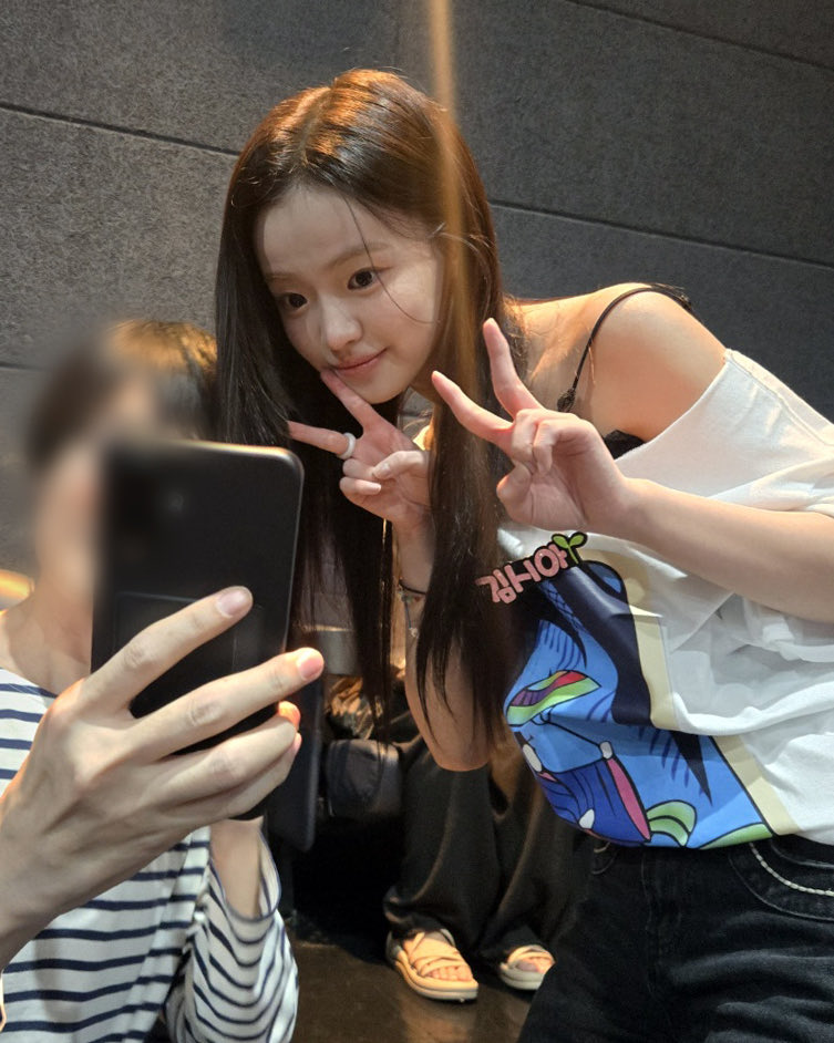 _MDSSPHERE's tweet photo. 오늘도 관객 여러분과 가까이에서 만나는 중👀

함께해주신 여러분 덕분에 더 즐거웠던 무대인사!
<비광>은 극장에서 계속됩니다🎬

#비광 #이지원 감독 
#류승룡 #하지원 #김시아 #절찬상영중 https://t.co/mcmCDnKWMg