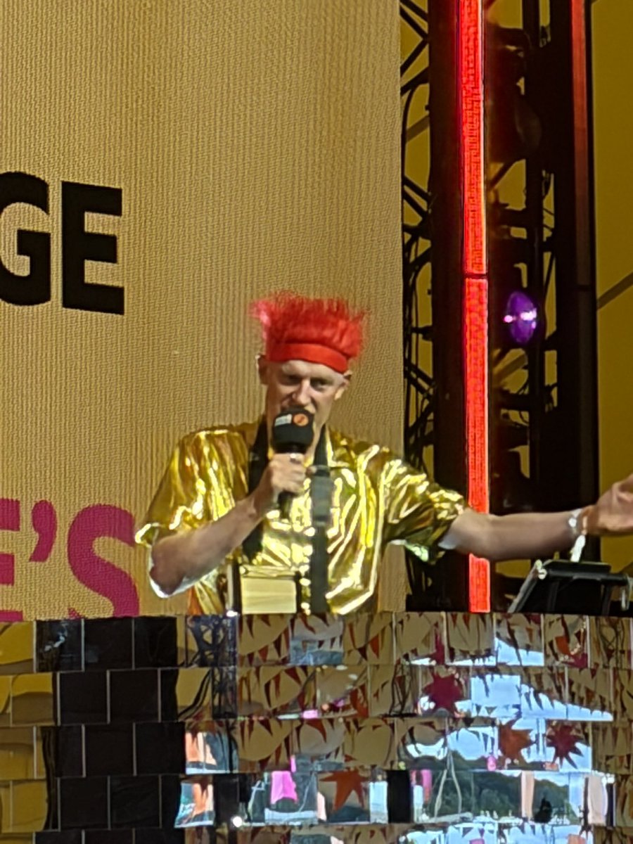 craigni01's tweet photo. Absolutely the highlight of gne weekend so far!
Jeremy you are amazing 🩷

#r2inthepark @theJeremyVine #djvinyl https://t.co/tydVHAHZaP