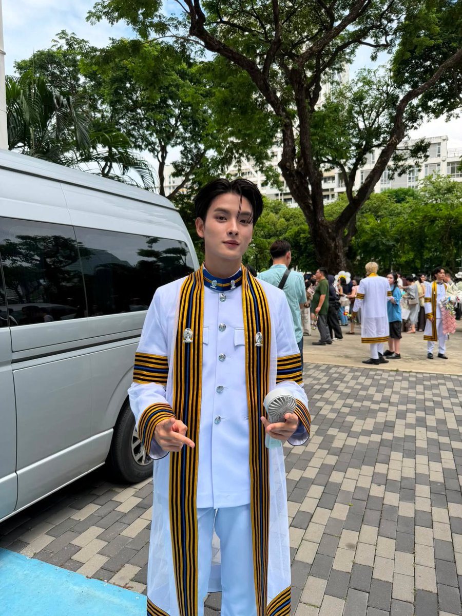 noeywatoo's tweet photo. เพื่อนจั๊นถ่ายมาฝาก ถามฮีว่าขอน้องว่าไรตอนถ่าย ฮีบอก

🌱: น้องขุนครับ ขอถ่ายรูปได้ไหมครับ
🐈‍⬛ : “พอดีวันนี้ผมถ่ายกับเพื่อนอย่างเดียวอะครับ”
🌱 : หมายถึงถ่ายน้องขุนเฉยๆครับ ได้ไหมครับ
🐈‍⬛ “ได้ครับๆ”
ฮีบอกตอนแรกน้องน่าจะนึกว่าขอเซลฟี่

จั๊นเอนดูมากทั้งคนไปขอกับคนถูกขอ
#KHUNPOL https://t.co/EpCfviLHq1