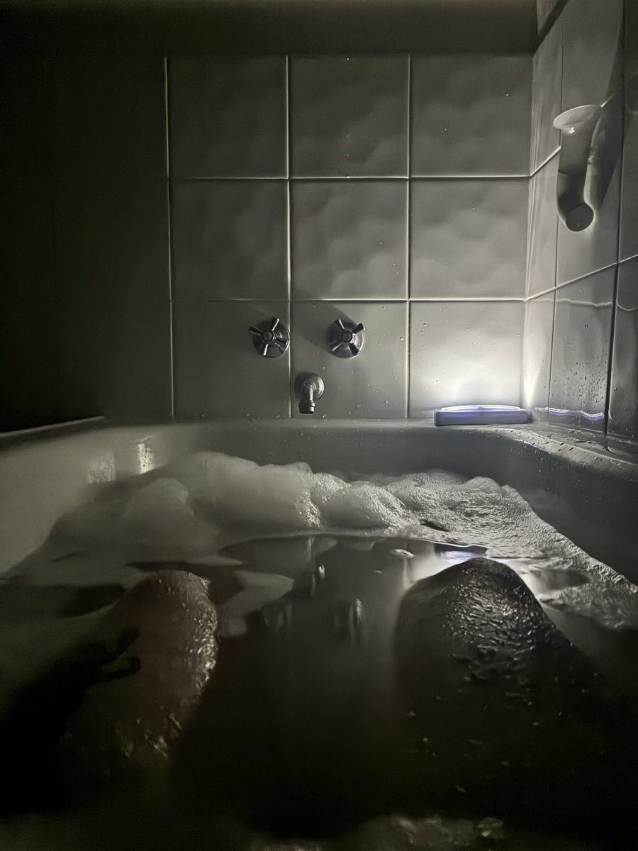 DJcatchingsun's tweet photo. #bath #impliednude https://t.co/geOhA2qBcP