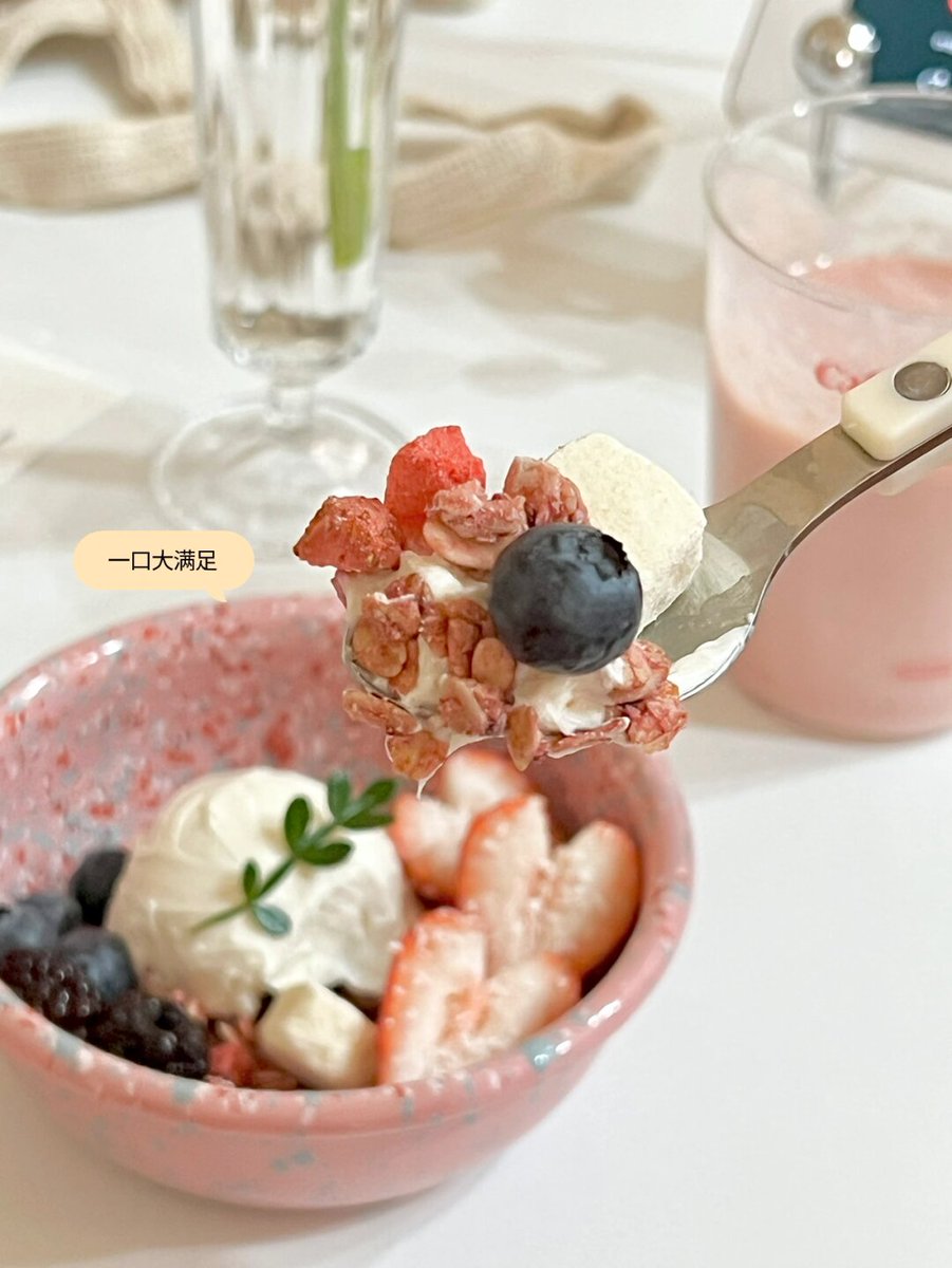 srijibbairagi3's tweet photo. Satisfying post-workout snack: Greek yogurt + mixed berries + a sprinkle of chia seeds. 15g protein, low sugar, ready in 2 mins! https://t.co/xKcinQdz5p