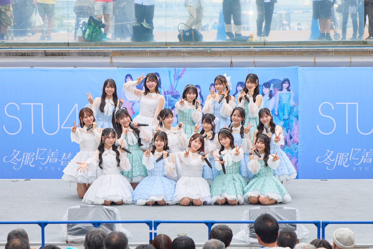 osaki_serika's tweet photo. リリイin ららぽーと豊洲
最新曲 #冬服に着替えたら
初披露 いかがでしたか 🍃

サビ頭のマフラーを巻く振りと
ポニーテールの振りの直前にゴムを噛む仕草が入ってるのがお気に入り🧣❄️

たくさんの方に届く楽曲になるように
私たちもこの曲を愛していきます🎶

#STU48 https://t.co/T70TQFjEZc