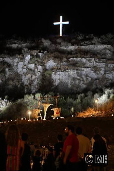CedarsAndSaints's tweet photo. 🇱🇧✝️ TONIGHT IN LEBANON:

Across Christian towns and villages, bonfires will light up the mountains for Eid el-Salib, the Feast of the Exaltation of the Holy Cross.

Church bells. Processions. Fires on the hilltops. A centuries-old Christian tradition still alive in Lebanon.

The Cross still shines over these mountains.
