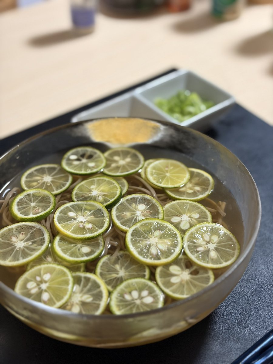 syoukakitchen's tweet photo. すだち蕎麦

#料理好きな人と繫がりたい 
#おうちごはん https://t.co/pJpwE2ZaRS