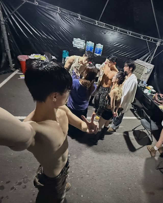 WithPJihyo's tweet photo. one of Jihyo's back up dancer posted a photo saying he wanted to perform 50 more times with Jihyo and it was such a dream to perform with her! 😆

"@/_zyozyo 🤍

I’m wrapping up this summer with Jihyo noona’s performance!! It was truly like a dream and so much fun… I want to do this at least 50 more times 😭😭😭"

#지효 #JIHYO #ジヒョ