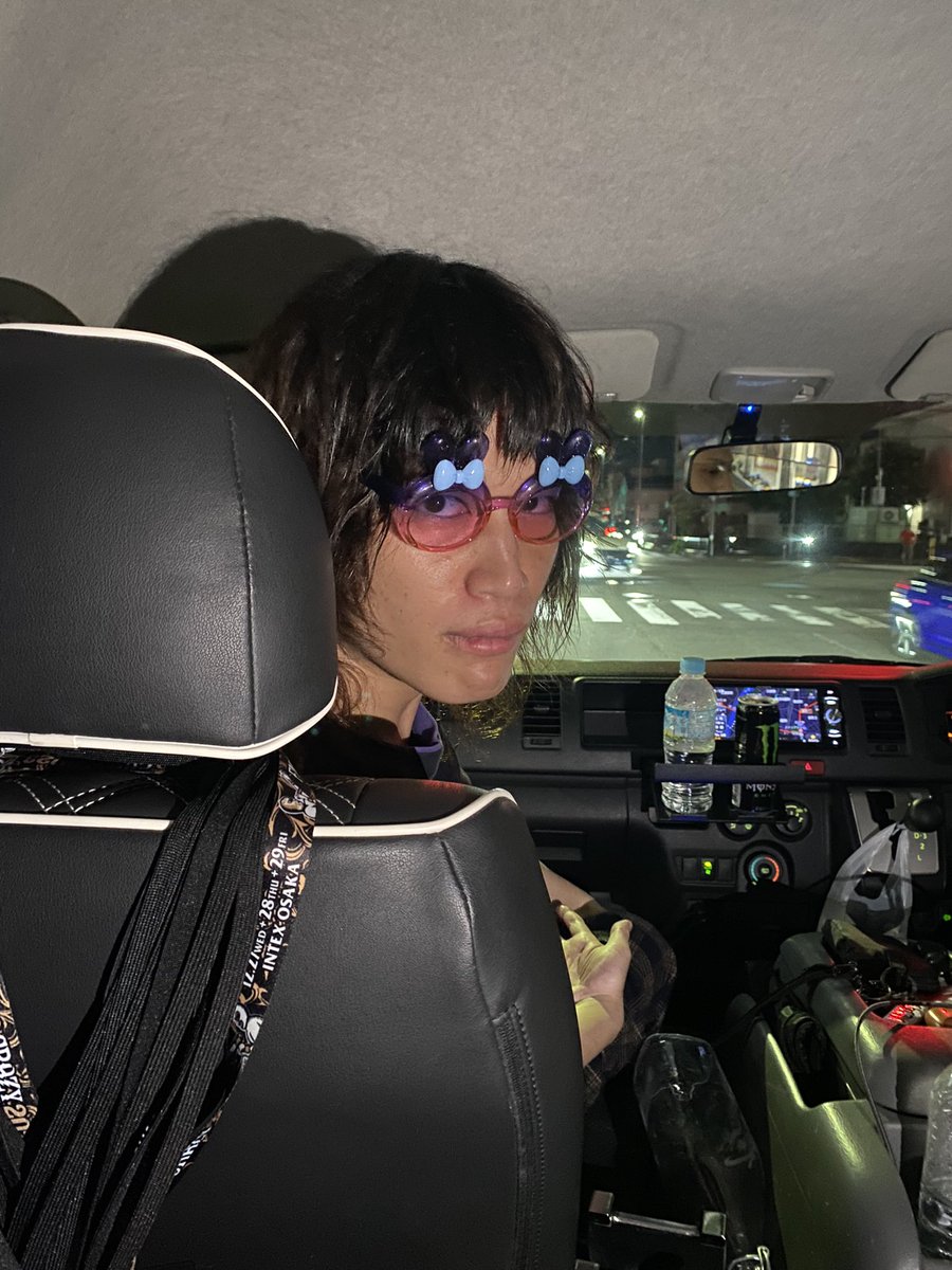 Washinotenioen's tweet photo. ちょっとプライベートな悩みごとを相談したら「カイト。飛ぶコツはな。振り向かへんことやで」って言いながら振り向いてきた。サングラスおもんな https://t.co/7RRb9XiYa9