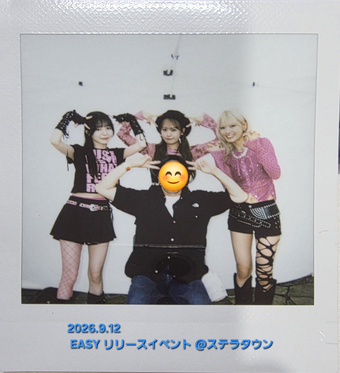 twitt_furupon's tweet photo. チェキのポーズはノープランだったので、
柚から｢猫耳でいこうか｣と提案いただいてパチリ。
來亜、柚、美咲に囲まれ大満足。

帰宅後、チェキを見た娘が｢パパ、手の向きが逆😆｣
美咲に｢ちょっと違った｣って言われたのはこれかっ！
恥っ🫣

#Girls2 #小田柚葉 #増田來亜 #鶴屋美咲 https://t.co/hhnd9ljepD