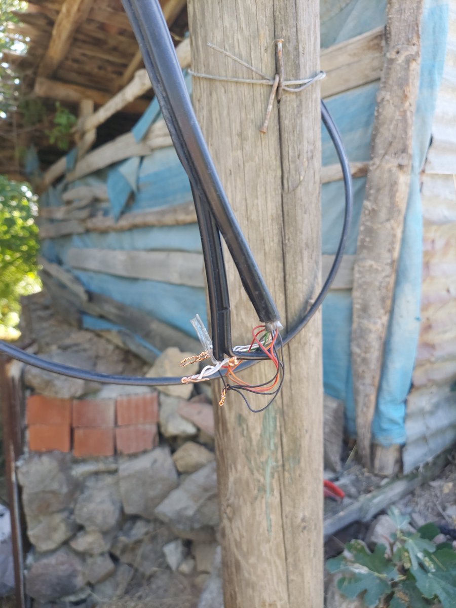 fearless0545's tweet photo. @TurkTelekom @DestekTTNET @ebekirsahin @TTDestek
25. gün ve kopmuş durumdaki kabloyu bağlamaya hâlâ gelmediz.  Kendi imkanlarımla kopmuş olan kabloyu bağladım ve şuan o internetten size yazıyorum. HİZMETLERİNİZ İÇİN TEŞEKKÜRLER. https://t.co/rDfKO2NzqB